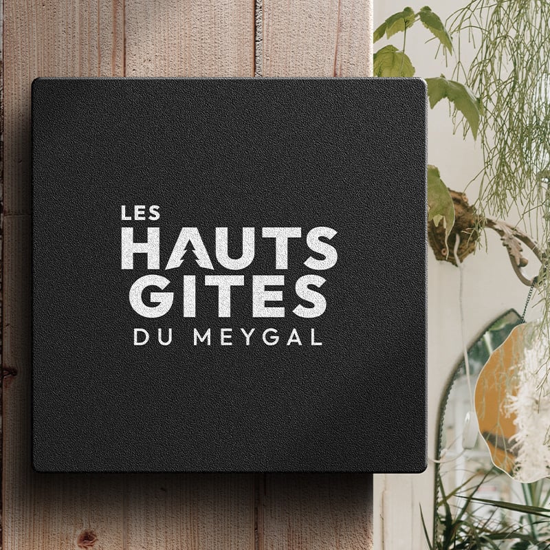 Les Hauts Gites du Meygal confient leur identité visuelle à 32 Décembre.