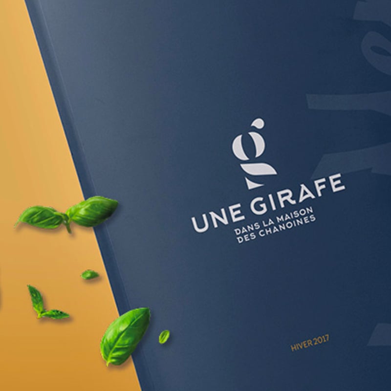 Création de la nouvelle identité Une Girafe dans la Maison des Chanoines